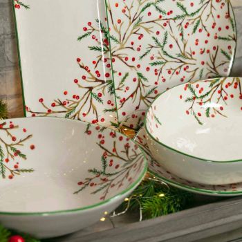 2 salatskåle med julepynt i serveringsplader i porcelæn - slagterkost