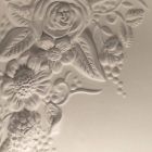Vægapplikation i mathvidt keramisk design med dekorative blomster - Fluxo Viadurini