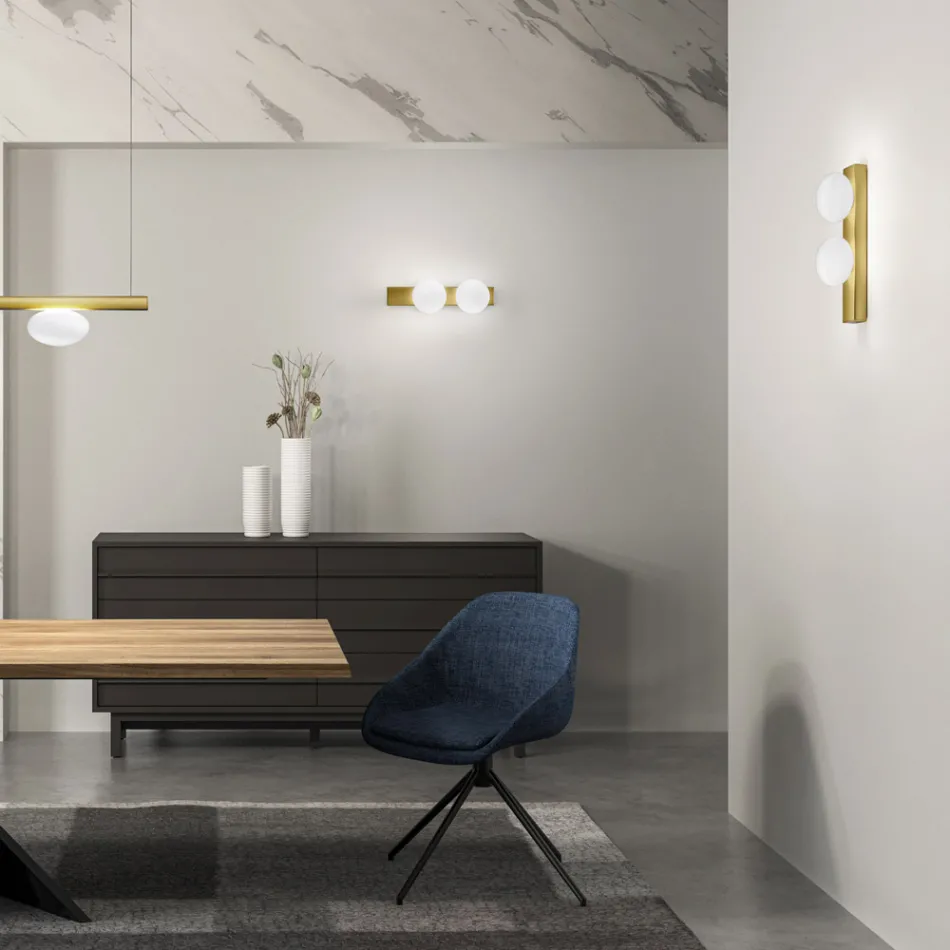 Væg- eller loftslampe i aluminium og hvid mundblæst glaslampe - Alma Viadurini