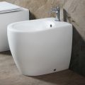 Aster enkelthulsbidet i mat sort og hvid keramik med et moderne design