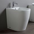 Enkelthulsbidet med forskudt afløb i keramik med et moderne design - Oleandro 