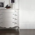 Kommode i perlehvidt træ i relief med forkromede håndtag Made in Italy - Berlin Viadurini