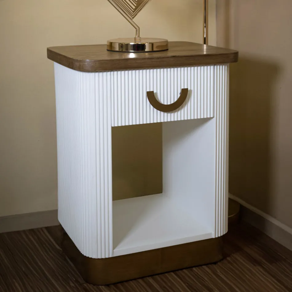 Natbord af træ dekoreret med relieflinjer med skuffe og hylde - Rachel Viadurini