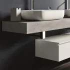 Betonfarve og mat hvid badeværelsessammensætning med håndvask, spejl og fod - Palom Viadurini