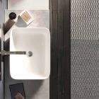 Betonfarve og mat hvid badeværelsessammensætning med håndvask, spejl og fod - Palom Viadurini