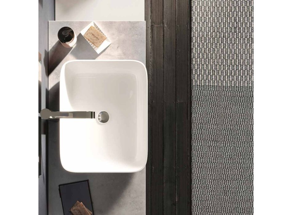 Betonfarve og mat hvid badeværelsessammensætning med håndvask, spejl og fod - Palom Viadurini