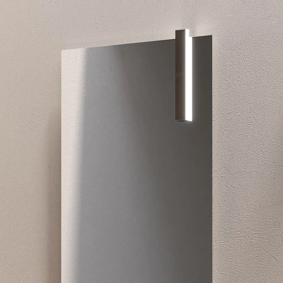 Badeværelseskomposition med 1 skuffe, 2 egetræshylder, vask og spejl - Titan Viadurini