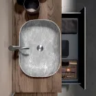 Badeværelseskomposition med 1 skuffe, 2 egetræshylder, vask og spejl - Titan Viadurini