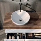 Badeværelseskomposition med 2 skuffer, spejl og hvid harpiksvask - Magnolia Viadurini