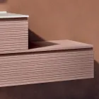 Badeværelseskomposition med lyserøde skuffer, vask og spejl - Elios Viadurini