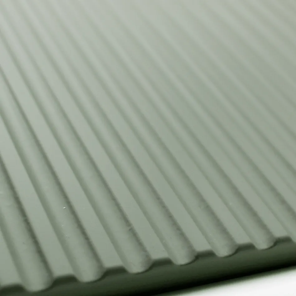 Badeværelsessammensætning med spejl og metalvægenheder lavet i Italien - Efesto Viadurini