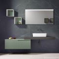 Badeværelsessammensætning med spejl og metalvægenheder lavet i Italien - Efesto