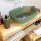 Grøn badeværelsessammensætning komplet med tilbehør og stelskab - Sylviane Viadurini