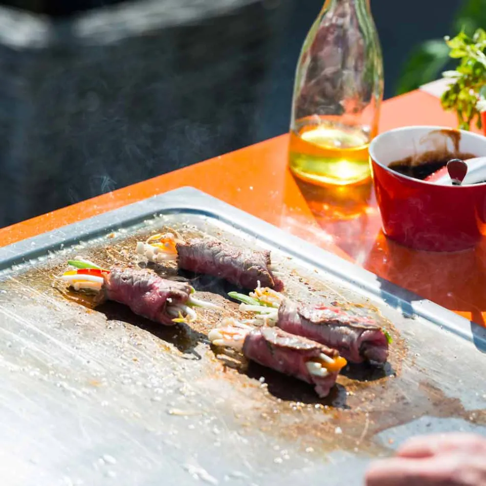 Moderne udendørs havekøkken på træ- og stålhjul - Buoncalliope Viadurini