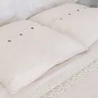 Firkantet pudebetræk i kraftigt farvet hør med Agoya-knapper - Middelhavet Viadurini