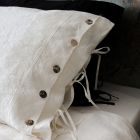 Rektangulært sengepudebetræk i hvid eller sort hør med knapper og snørebånd - Agora Viadurini