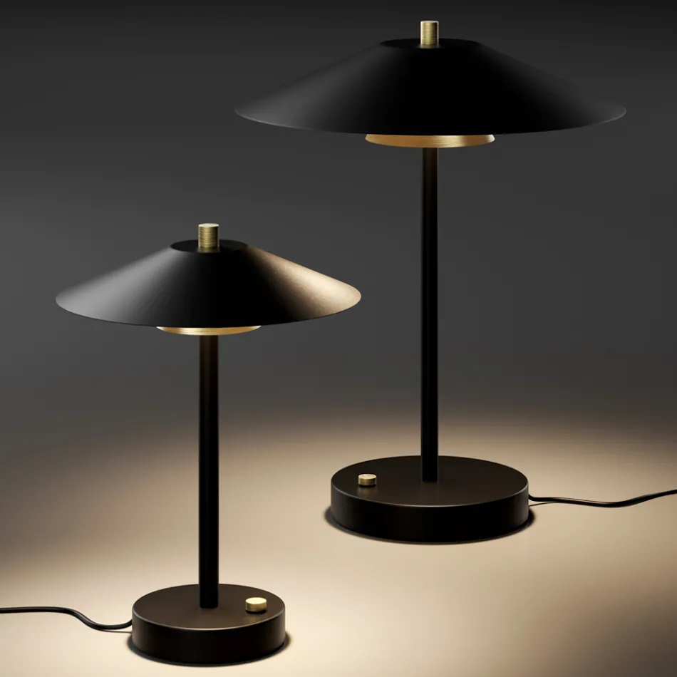 Mira metalbordlampe med forskellige finish, fremstillet i Italien Viadurini