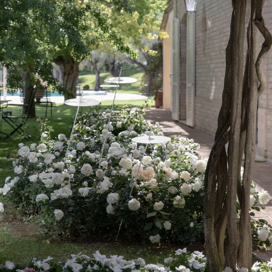 Havegulvlampe Hvidt aluminiumsdesign med åkandeblad - Cipriam Viadurini