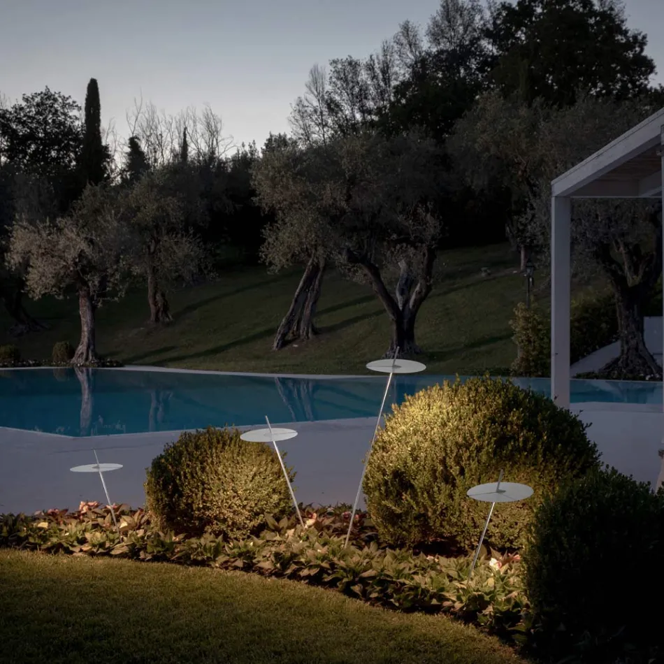 Havegulvlampe Hvidt aluminiumsdesign med åkandeblad - Cipriam Viadurini