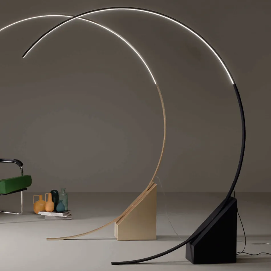 Gulvlampe i malet metal med dæmpbart LED lys - Eucalyptus Viadurini