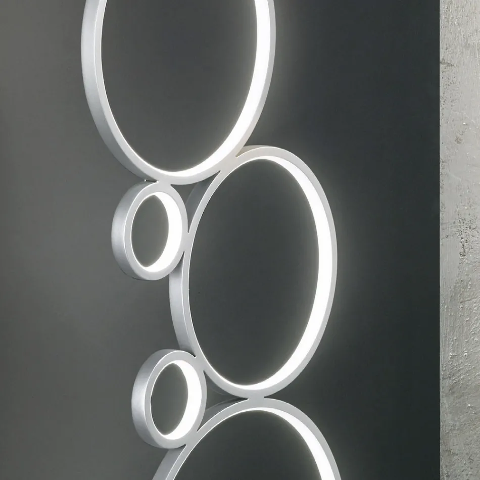 Moderne LED gulvlampe i guld eller sølvmalet metal - Punto Viadurini