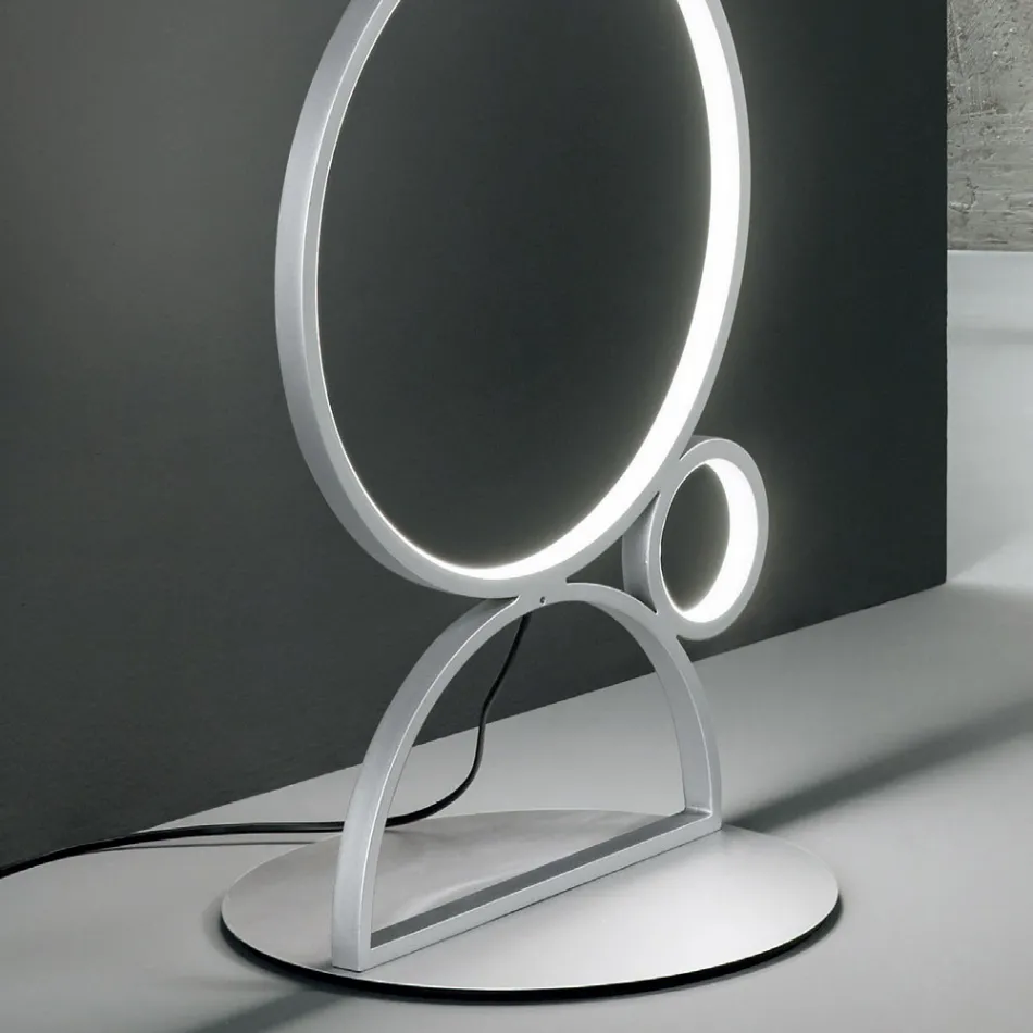 Moderne LED gulvlampe i guld eller sølvmalet metal - Punto Viadurini