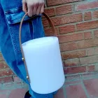 Bærbar udendørs designlampe med flerfarvede lysdioder, Bluetooth-højttaler og fjernbetjening (IP44) Viadurini