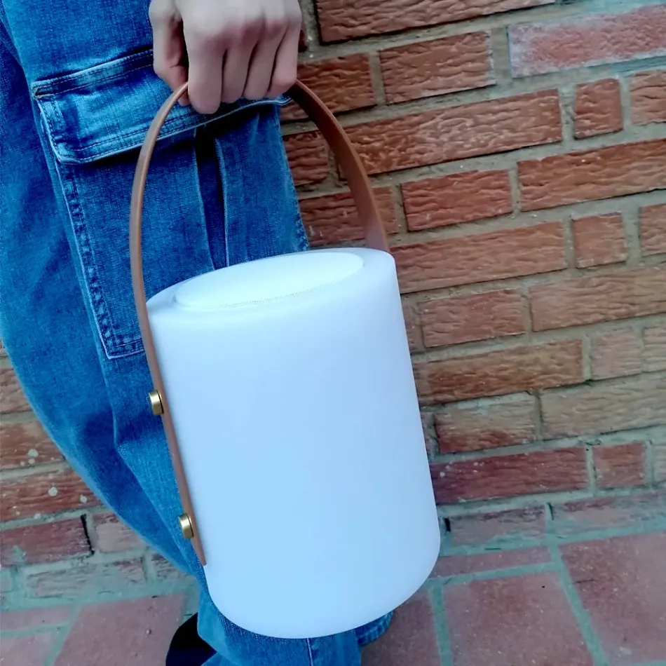 Bærbar udendørs designlampe med flerfarvede lysdioder, Bluetooth-højttaler og fjernbetjening (IP44) Viadurini