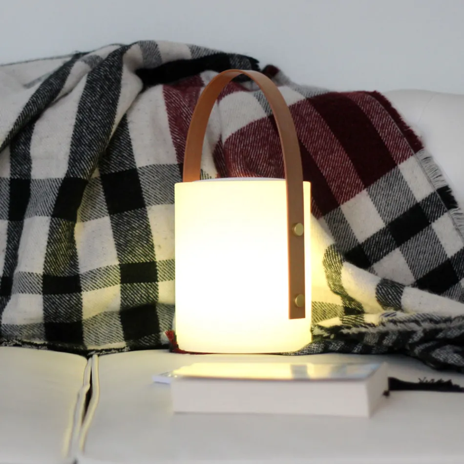 Bærbar udendørs designlampe med flerfarvede lysdioder, Bluetooth-højttaler og fjernbetjening (IP44) Viadurini