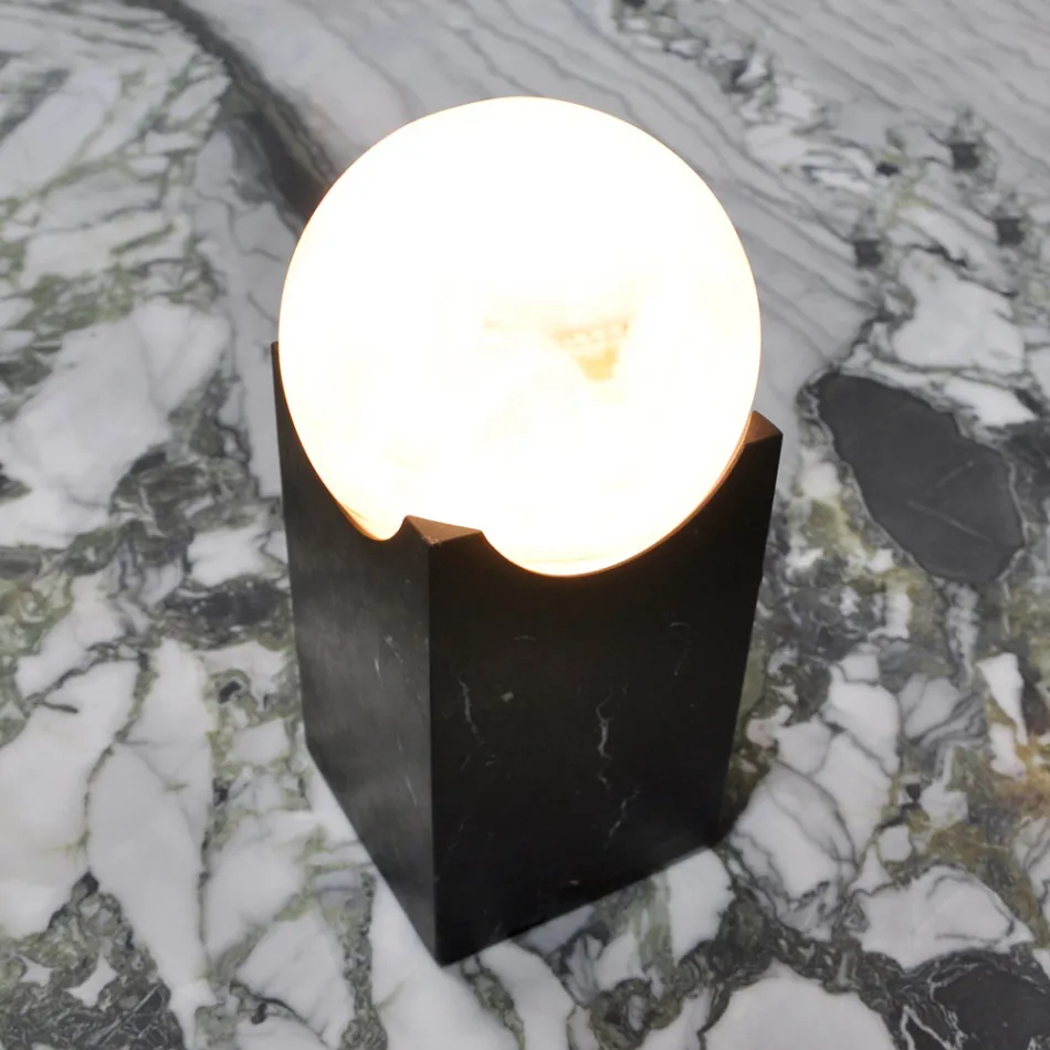 Rektangulær lampe med hvid kugle og marmorbase lavet i Italien - Koshi Viadurini