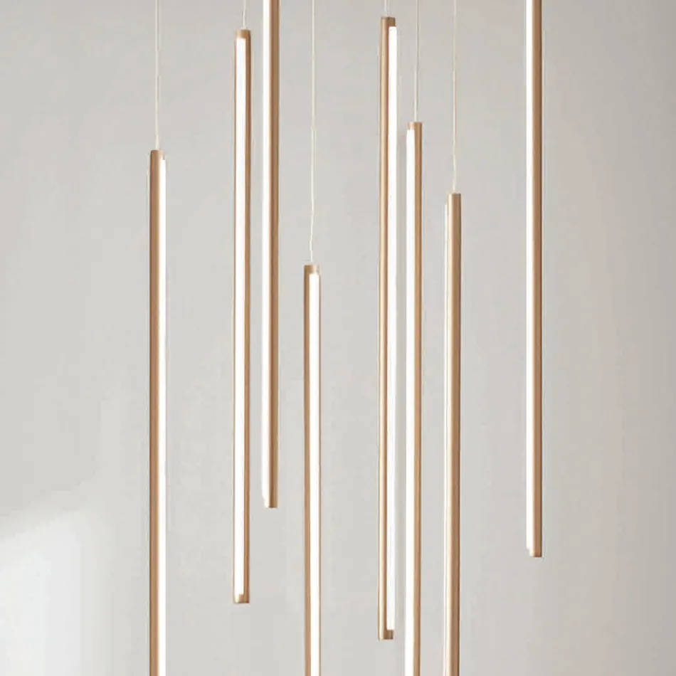 Lysekrone med 8 LED-lys i guldmalet metal og justerbare kabler - Orange Viadurini