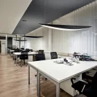 Lysekrone lavet af genanvendeligt aluminium i forskellige farver - Mila Viadurini