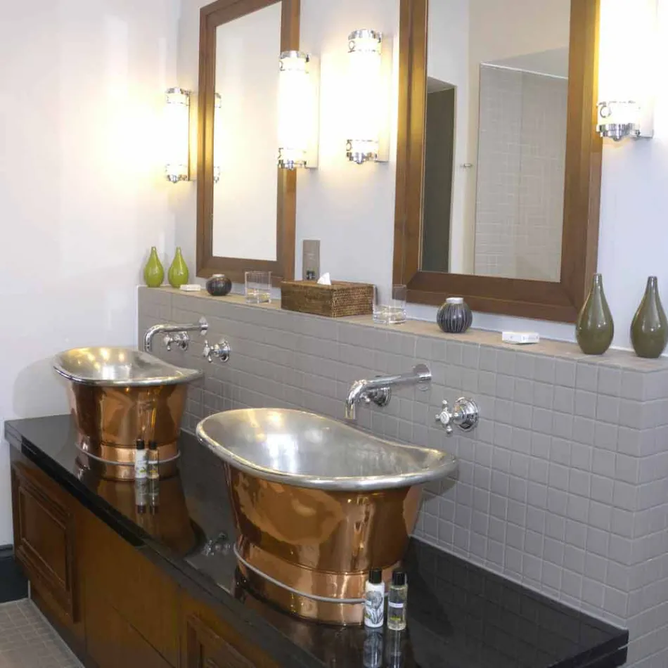 Synke badeværelse til støtte kobber og hvid jern Cala Viadurini