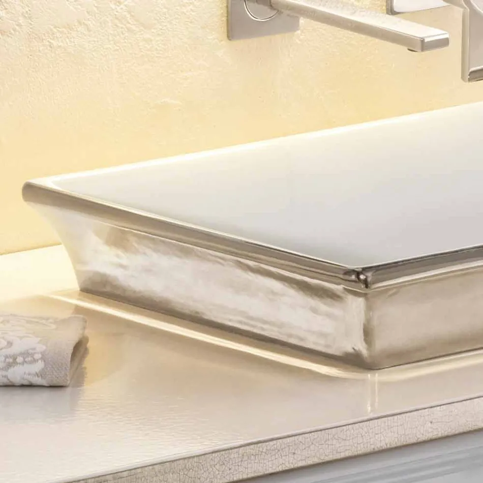 Semi-forsænket badeværelsevask i ild ler og platin lavet i Italien, Guido Viadurini