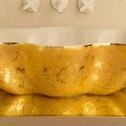 Bordtæppe design håndvask i hvid og guld keramik lavet i Italien Cubo Viadurini