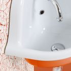 Vinklet Væghængt håndvask i hvid og farvet keramik 42 cm - Angelino Viadurini