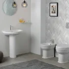 Hvid keramisk piedestalvask med et elegant moderne design - Silica Viadurini