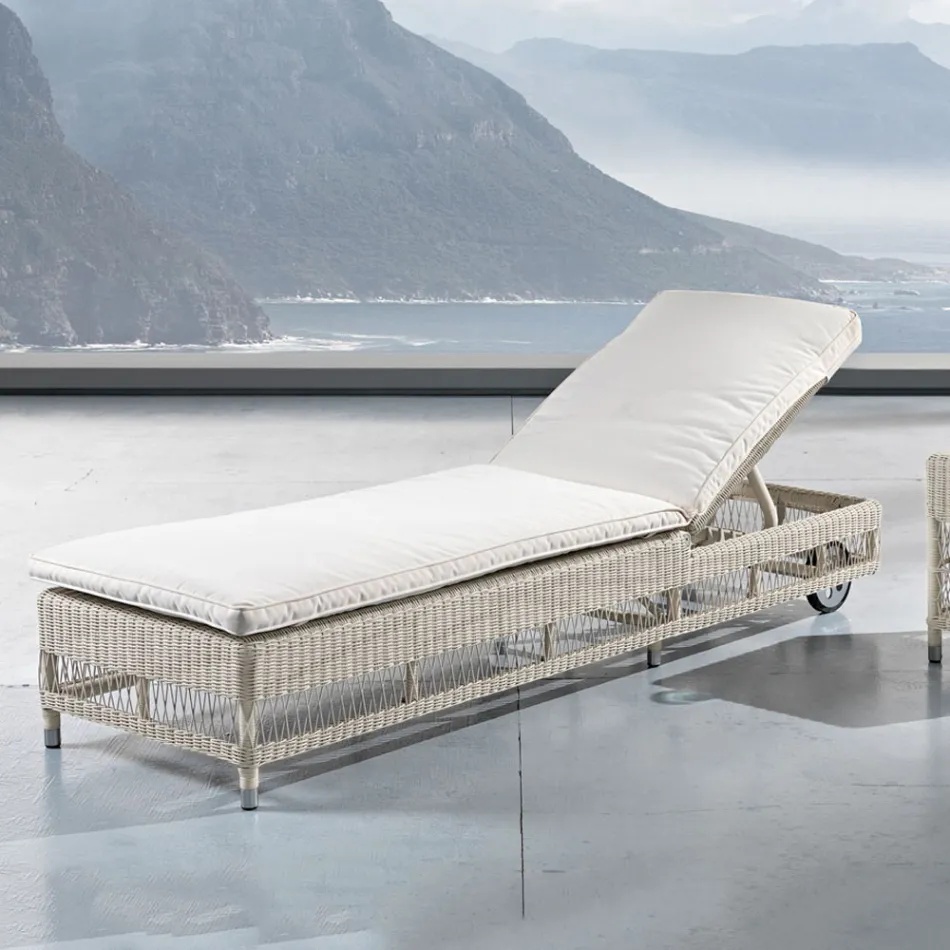 Udendørs solseng med hjul i håndvævet polyrattan - Gigi Viadurini