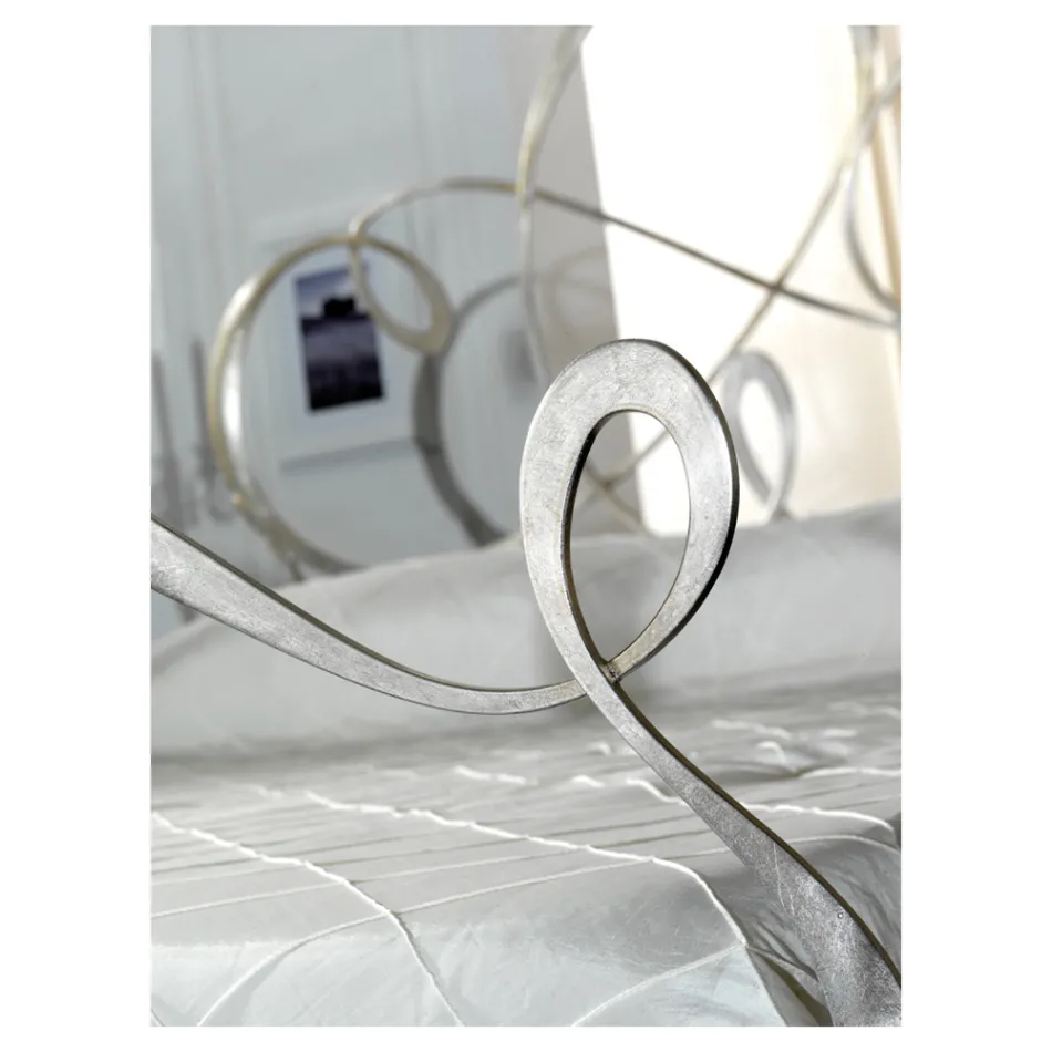 Dobbeltseng med tilhørende fodbræt, madras og 2 sengeborde - Nebbia Viadurini