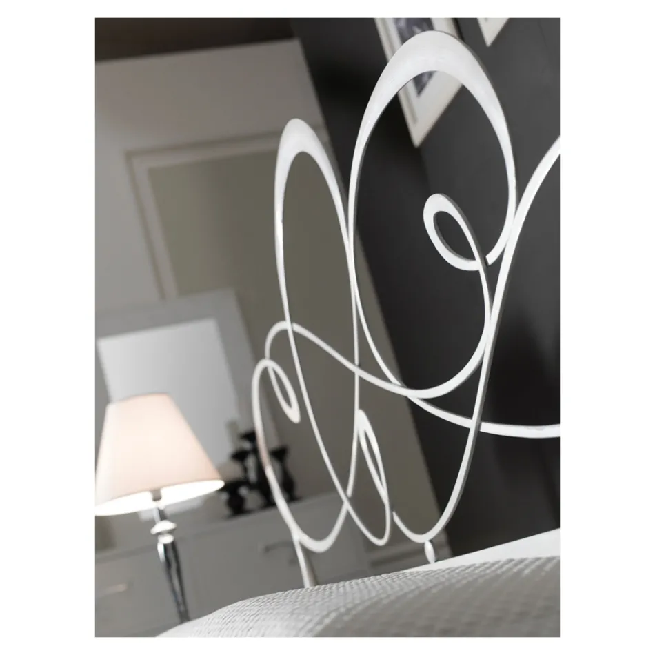 Dobbeltseng med tilhørende fodbræt, madras og 2 sengeborde - Nebbia Viadurini