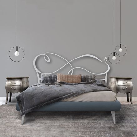 Dobbeltseng med sengegavl i jern, 2 sengeborde og madras - Design Viadurini