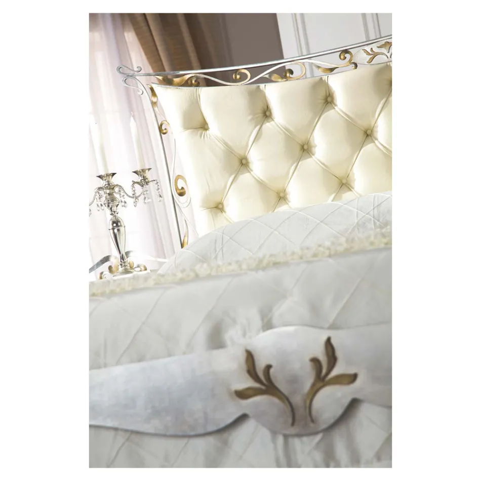 Dobbeltseng i klassisk stil i jern og læder lavet i Italien - King Viadurini