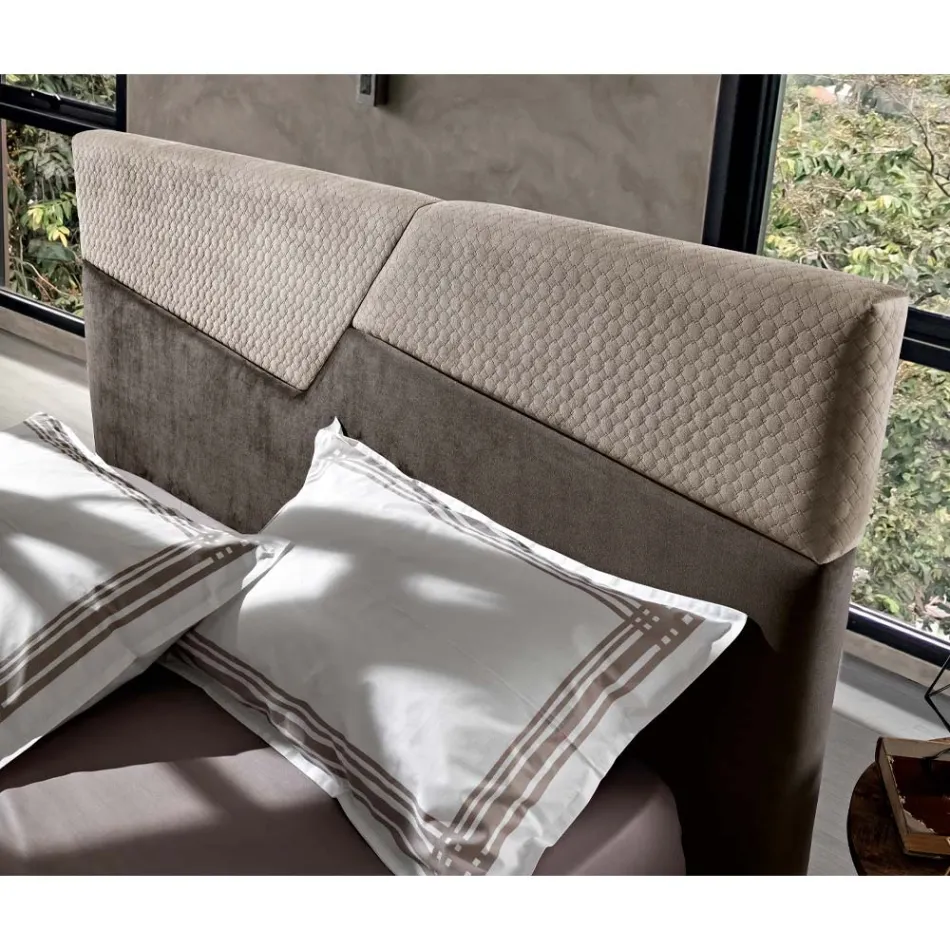 Moderne design dobbeltseng med plisseret eller quiltet sengegavl - Alano Viadurini