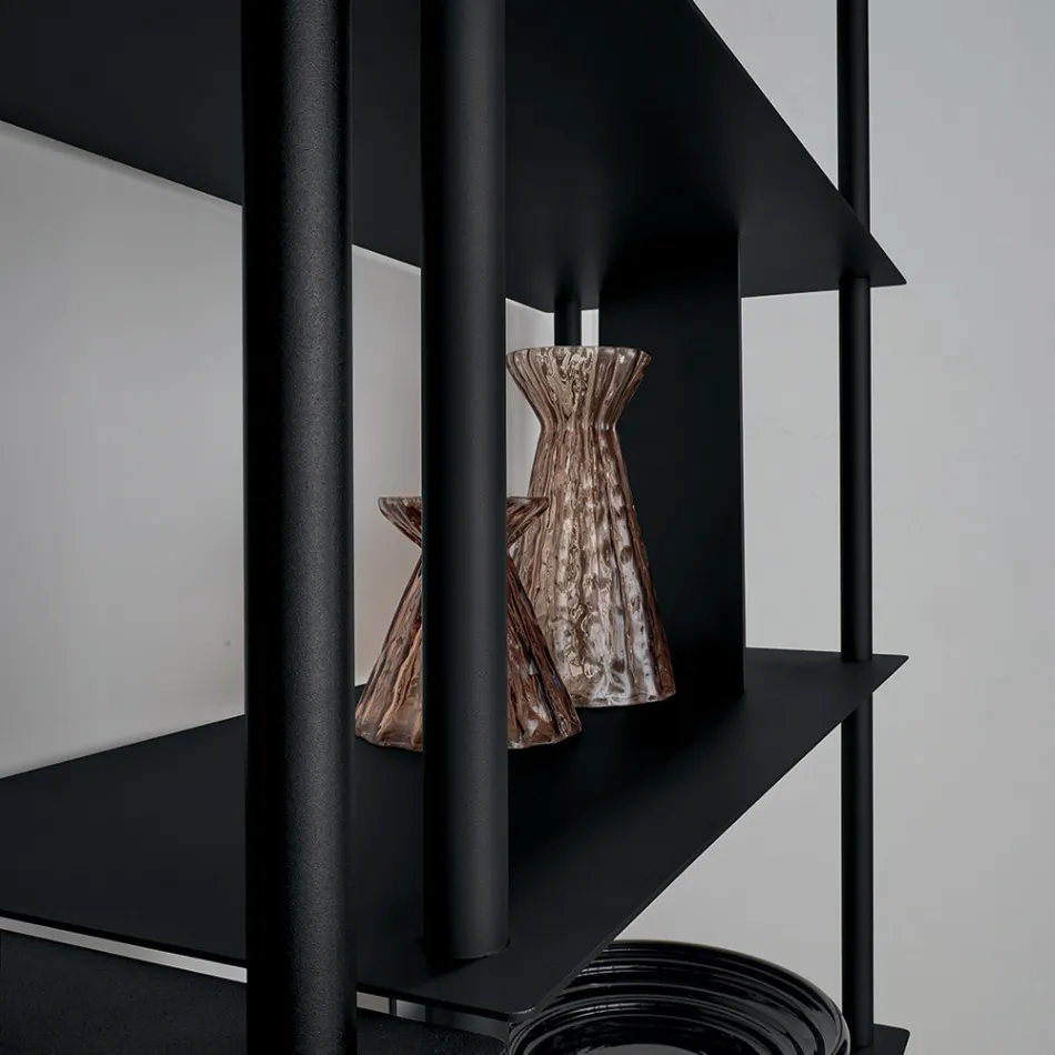 Filiberta lodret reol i malet metal, fremstillet i Italien Viadurini