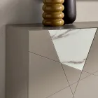 Skænk med 2 døre i lakeret MDF med pantograf og glasindsatser i marmorlook - Danila Viadurini