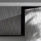 Skænk med 3 døre og 3 indvendige hylder, dekoration i støberaluminium - Scorpion Viadurini