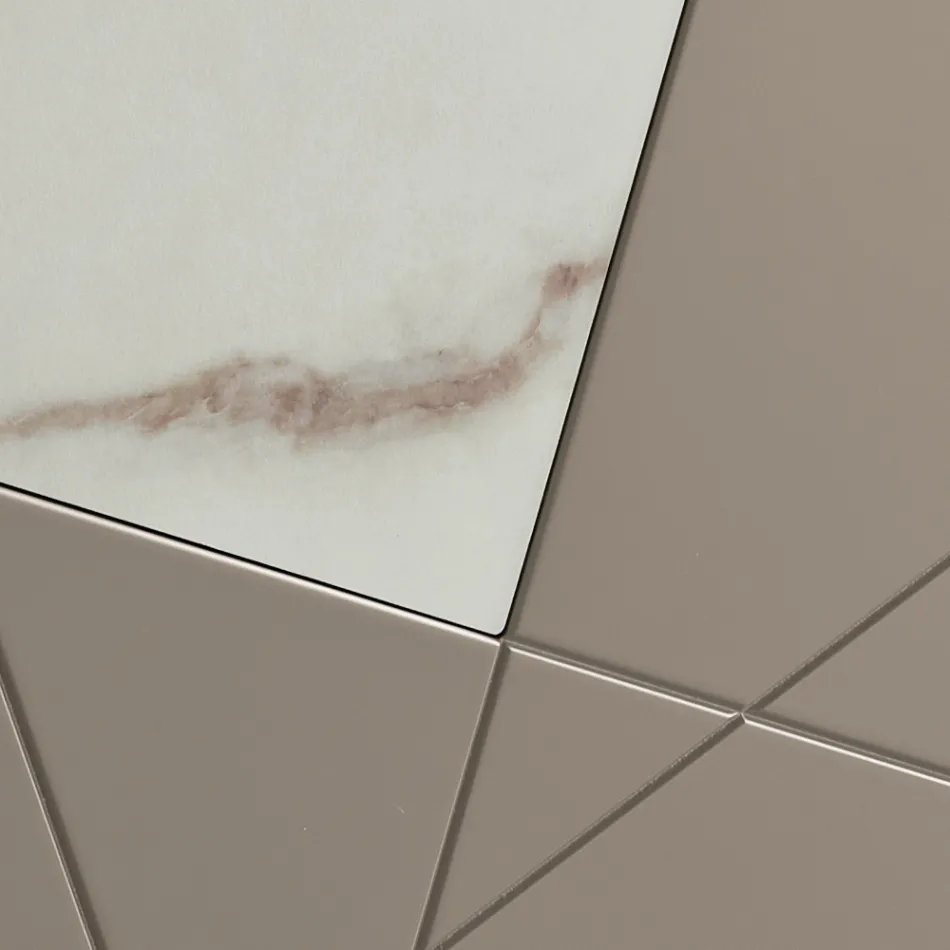 Skænk med 4 døre i lakeret MDF med pantograf og glasindsatser i marmorlook - Danila Viadurini