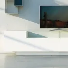 Skænk i hvid Mdf med glaskasse og sokkelbase Fremstillet i Italien - Kisha Viadurini