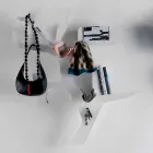 Plexiglas væghylde med kappekroge fremstillet i Italien - neon Viadurini