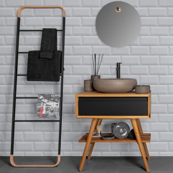 Moderne badeværelsesskab med træfinish og stor sort farvet top - Gatien